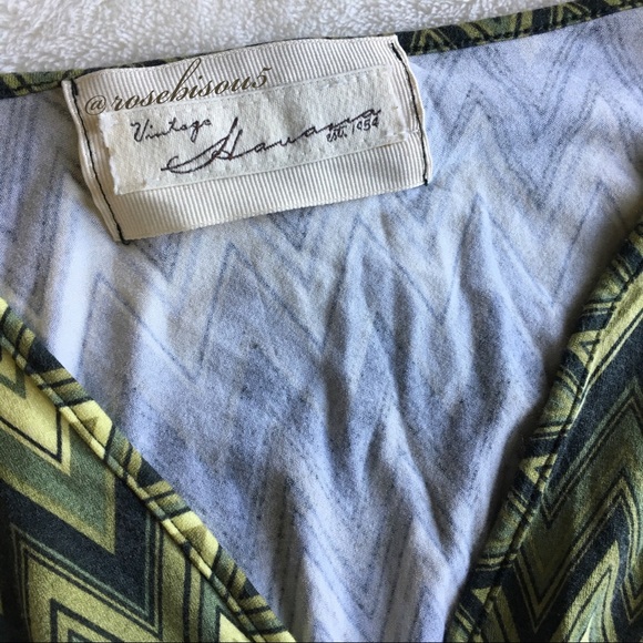 {VINTAGE HAVANA} Retro Mod Trumpet Sleeve V-Neck - Picture 4 of 7